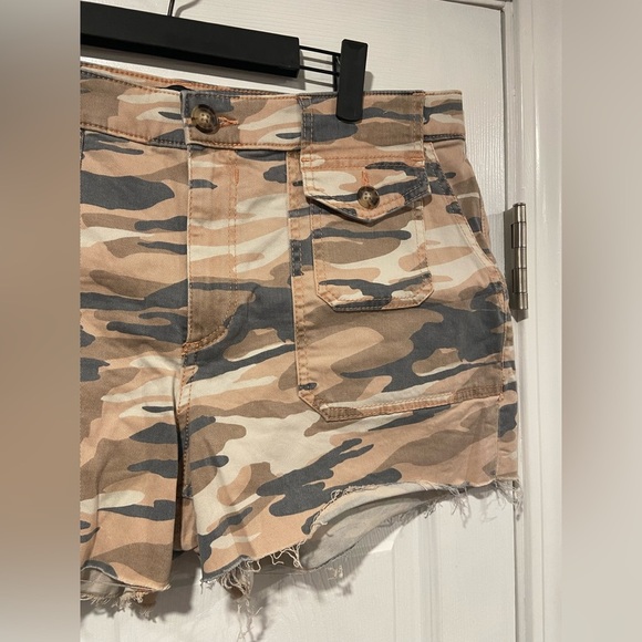Express Size 12 Shortie Mid Rise Stretch Punk Gray Camo Cut Off Cargo Shorts - Picture 4 of 12